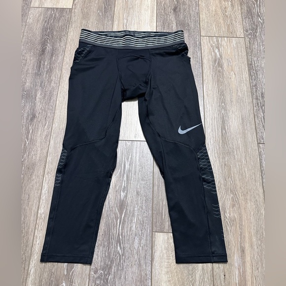 Nike Pants - 🏋🏻‍♀️Nike Pro hypercool Compression Capri legging size medium.